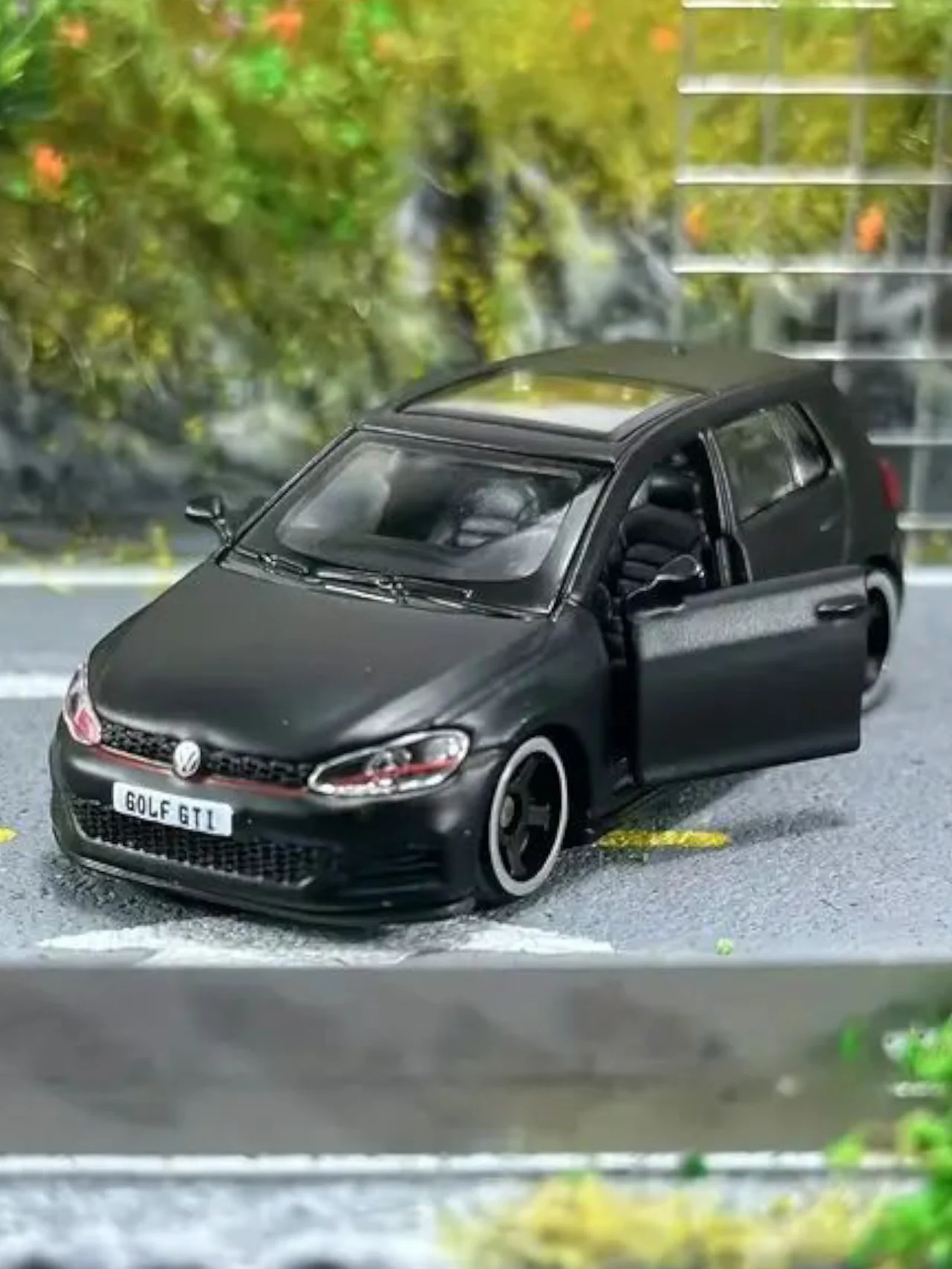 Bburago Sports Car Volkswagen Golf GTI (2017) 1:64 Scale - Image 4